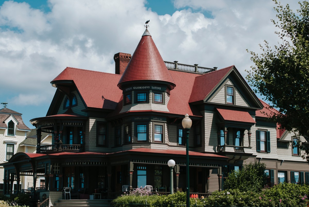 maison victorienne romane richardsonienne avec tourelle et extérieur brun rougeâtre