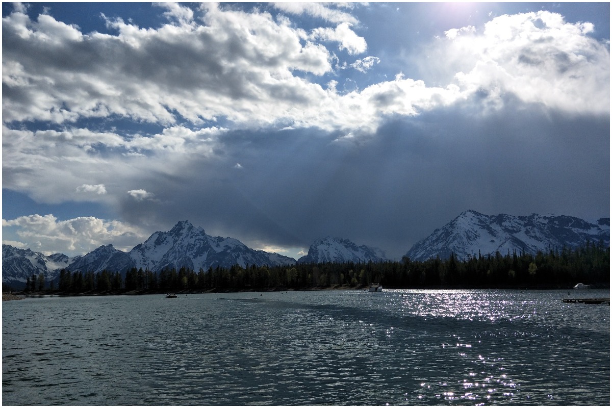 Un lac avec des montagnes en arrière-plan