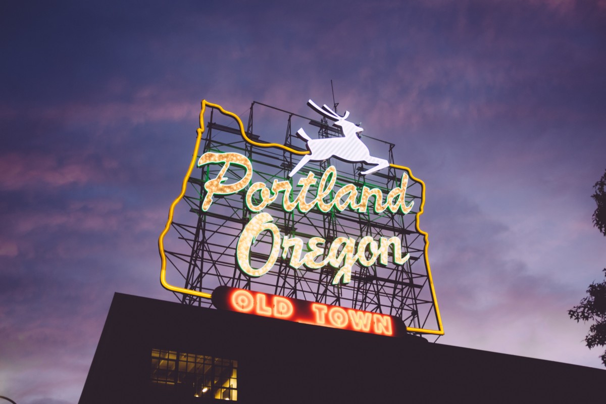 Portland Oregon signe au crépuscule avec un cerf et le contour de l'état de l'Oregon