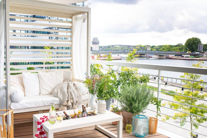 Cabane de bricolage sur balcon