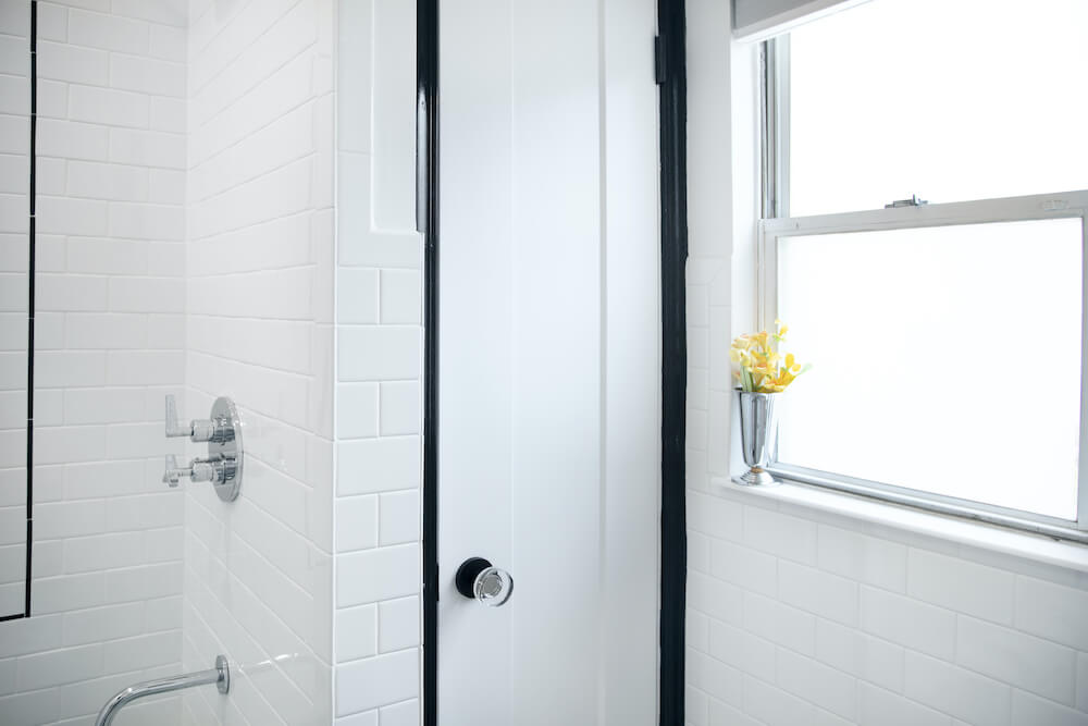 Armoire de salle de bain blanche avec cadre de porte noir