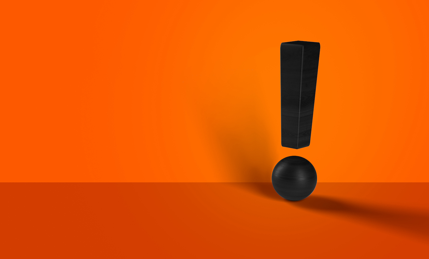 Point d'exclamation, rendu 3D sur fond orange.