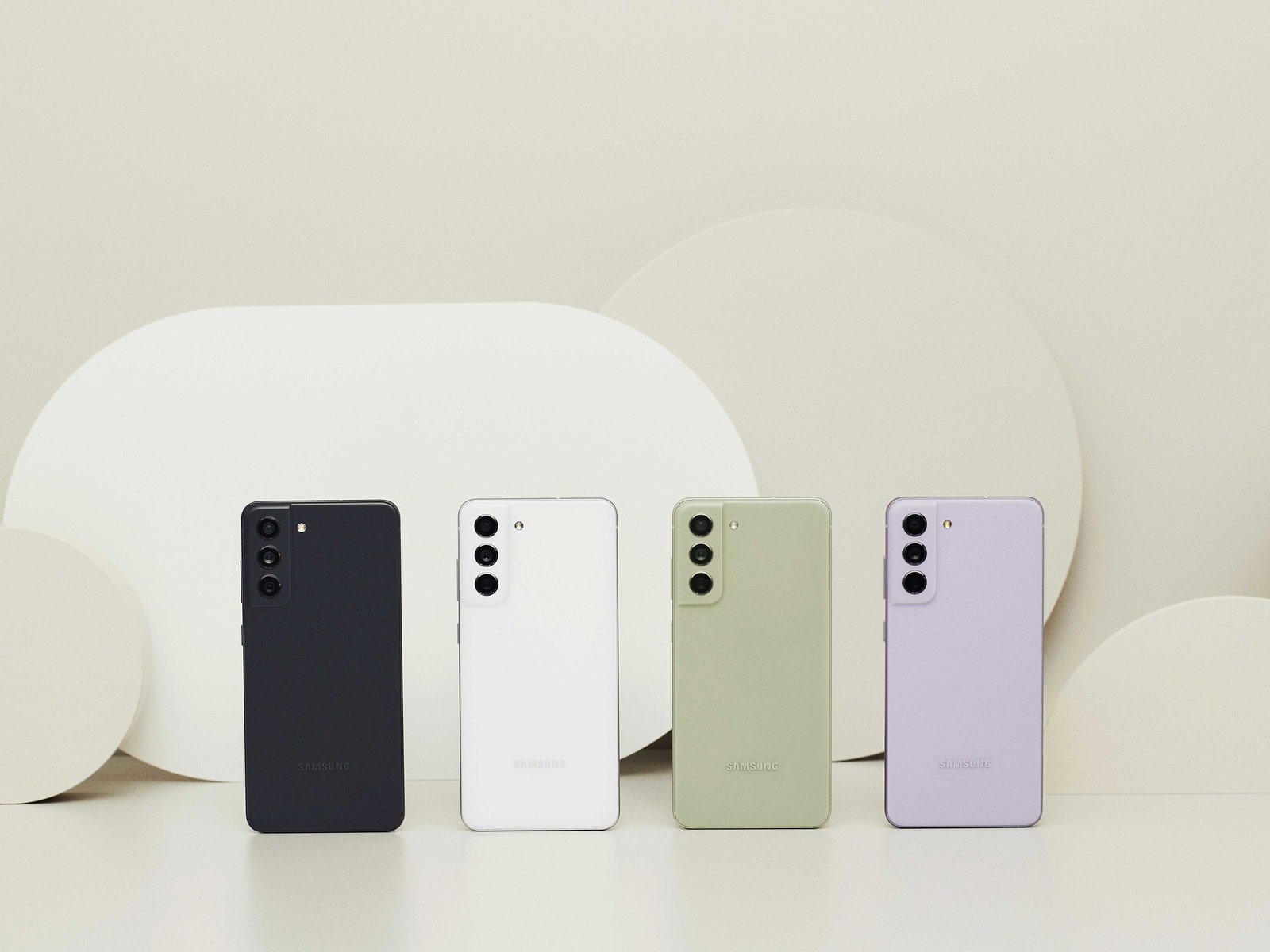 Photo de groupe du Samsung S21 FE en différentes couleurs