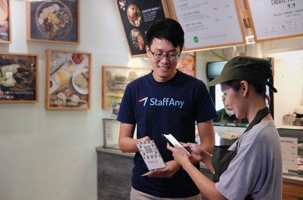 Un travailleur SaladStop utilise StaffAny pour pointer